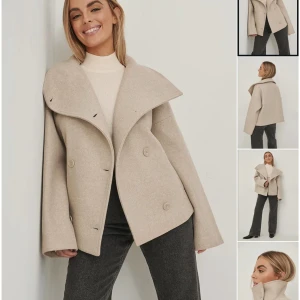 Beige kappa  - Säljer nu min beiga kappa då den inte kommer till användning mer. Slutsåld hela tiden på hemsidan!