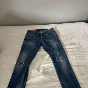 Dondup jeans storlek 30  - Säljer nu dessa riktigt snygga blåa dondup jeansen som är i storlek 30.  Dom är i bra skick och modellen på dom är George.  Skriv för fler bilder eller eventuella frågor. 