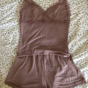 Pyjamas från Cubus - Super duper skön pyjamas från Cubus. Säljer då jag har andra som jag använder mer. Fint skick inte använd jättemycket. Säljs tillsammans. Bara höra av dig om du har några frågor🌸