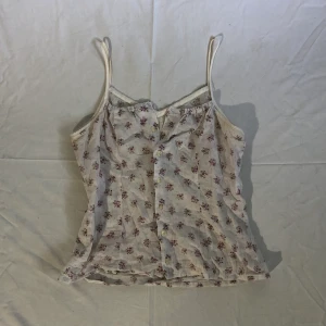 Vit blus med lila blommor - Så söt blus med knappar fram till!