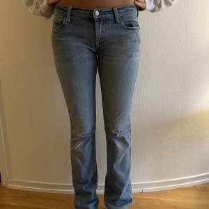 Jäätefina lågmidjade jeans, skulle säga att de passar S-M