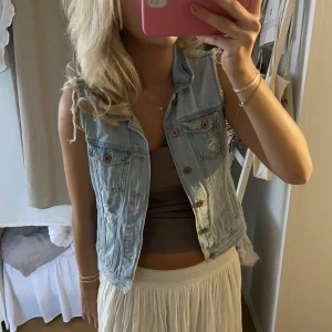 Jeansväst - Säljer denna så coola jeansvästen i jättefint skick eftersom den tyvärr inte kommer till användning💕