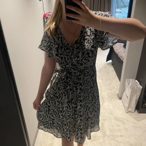Gullig klänning - Säljer denna blommiga klänning som endast är använd en gång! I storlek 34🥰