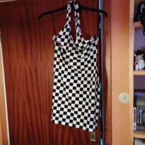 Svart-vitt klänning från H&M - Svart-vitt klänning i L från H&M och är också några år gammal. Den är använd få gånger och har inga hål eller något. 