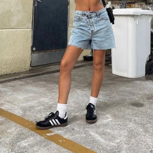 Samba adidas  - Samba adidas skor i strl 39 1/3. Passar på mig med både 39 och 40! Nya, använda endast i några timmar. Box medföljer 🫶🏼ord. pris: 1299 kr!