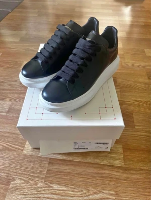 Alexander McQueen skor - Säljer ett par Alexander McQueen skor i storlek 40, då jag insåg fort att dom var för stora, använt en gång så dom är som nya finns inge märke eller smuts på dom.  skriv vid intresse!