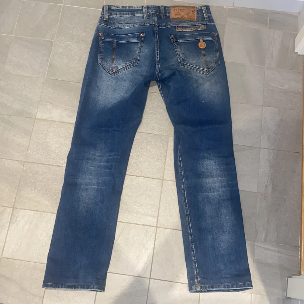 Armani Jeans, storlek 30/31. Köpta i USA för 10+ år sedan. Säljs då de inte passar mig längre, inga speciella defekter på dessa. Billigare vid snabb affär!. Jeans & Byxor.