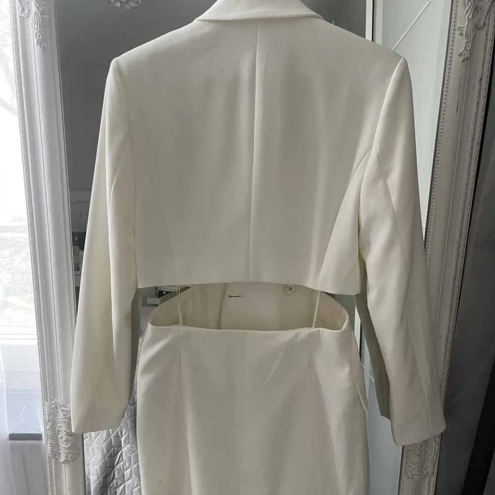 Säljer en vit kavaj klänning som har använts en gång på min student. Den är som ny, har inga defekter, köpted från zalando stradivarius är i storlek S.. Klänningar.