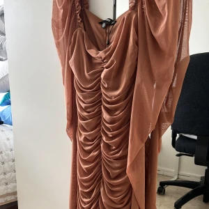 Fin klänning - En jättefin klänning med fint material, köpt på missguide. Säljer då den är för liten för mig. Köpt för 600. 