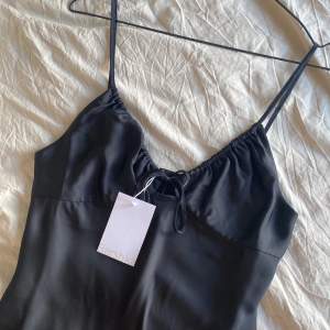 Hej, säljer nu en svart klänning i storlek M ifrån bershka som aldrig är använd , sjukt snygg och finns ställbara band.