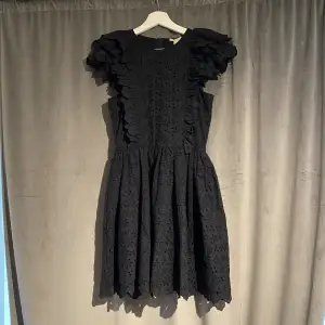 Helt ny klänning med volanger från hm, har kostat 699 nypris men säljer för 300