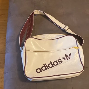 Väska  - Nästan helt ny väska lite använd