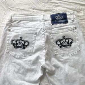 victoria bevkham - använd köp nu! midja:79+stretch innerben:79, jag är 169 w28 som referens (Säljer fler VB jeans❗️)