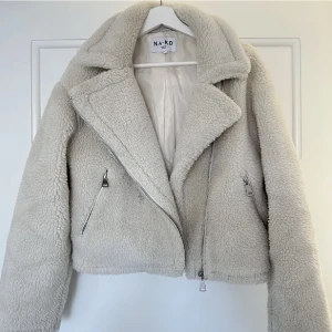 Teddyjacka - Säljer min jacka från Na-kd då den har blivit för liten tyvärr. Pris kan diskuteras 💕