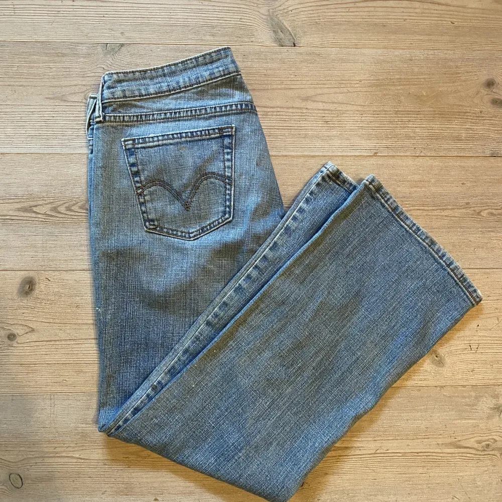 Ljusblå lågmidjade raka jeans, från Levis. Midjemått:84cm och Innerbenslängd:76cm . Jeans & Byxor.