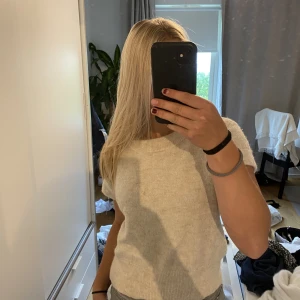 Stickad T-shirt - Stickad tshirt från Vera Moda. Köpt hör på plick men aldrig använd från min del.