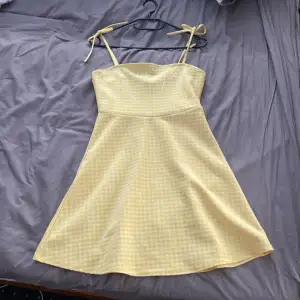 jättefin sommar klänning i gul som blivit för liten för mig runt bröstkorgen, Storlek S från H&M och har bara använt den 1 gång så inget fel på den eller så✌️🤗