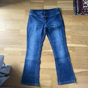 Jeans från Filippa K med låg midja och kick flare 