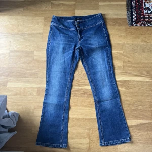 Filippa K jeans  - Jeans från Filippa K med låg midja och kick flare 