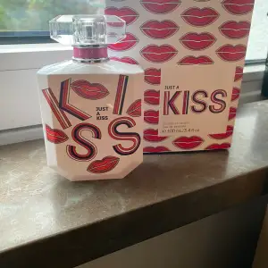 Parfym från Victoria Secret 100 ml, just a kiss Endast testad 500kr 