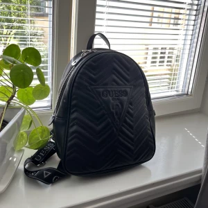 Guess ryggsäck - Ryggsäck från Guess, använd måttligt och i mycket bra skick