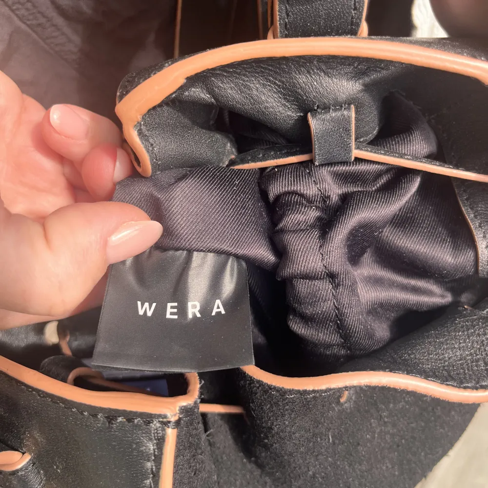 Fin Wera väska i riktgt skinn! Nypris-1000❤️ i nyskick använd fåtal gånger  . Accessoarer.