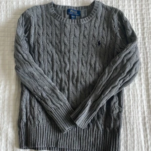 Polo tjocktröja - Raplhlauren tjocktröja i barn storlek. Lite urtvättad men inget man ser. Super snygg för både tjejer och killar