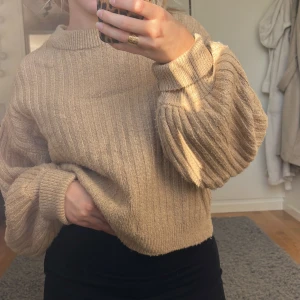 Stickad tröja  - Stickad tröja från Gina Tricot. Jättemysig och varm till hösten 🧡