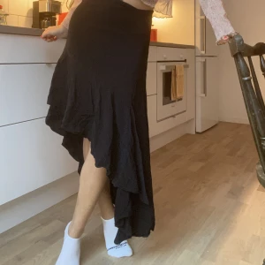 Kjol - Svart volangkjol! Använd en gång🫶🏼