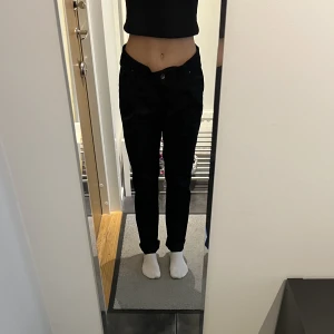 Chinos - Chinos från Vero Moda i strl. 36. Säljer dessa för att de är för stora. Använda en gång. 