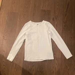 En vit långarmad tröja från H&M - Jag säljer denna långarmade tröjan för den är för liten