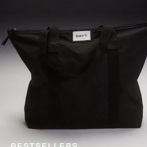 Day väska - Säljer min svarta day väska. Köptes för ett år sen och har inga defekter, skriv privat för fler bilder 🫱🏻‍🫲🏼