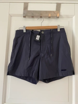 Calvin Klein badshorts - Helt nya CK badshorts med lappar kvar. Shortsen är mörkblåa nästintill svart i storlek S. Finns att hämta i Torslanda. Skickar med post om köparen står för frakten. Jag skickar endast med spårbar frakt. Prutat och klart!