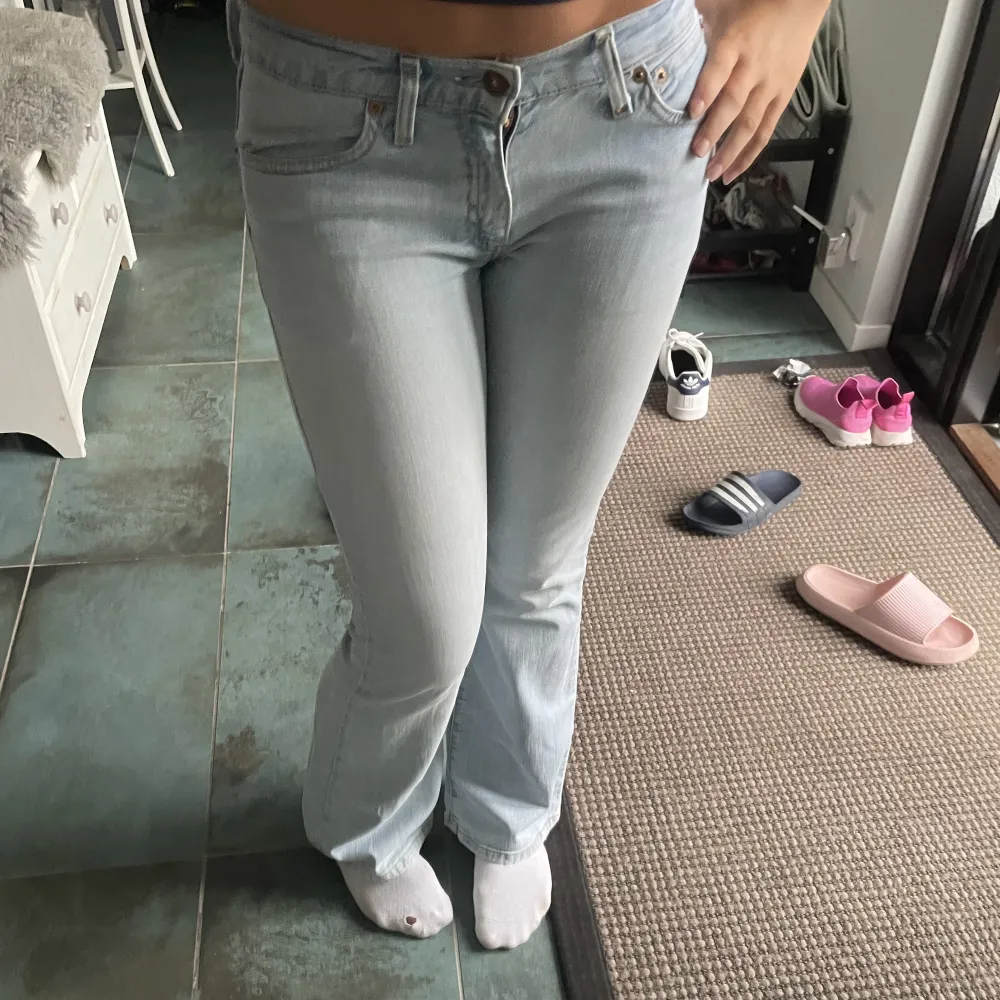 säljer nu dessa ljusblå lowwaist jeans från levis som tyvärr e för små för mig😢 kom privat för fler bilder och frågor! min syster på bilden är runt 166cm midjemåttet är: 37 cm rakt över och innerbenslängden är 76!. Jeans & Byxor.