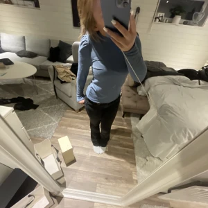 Långärmad glittrig topp - Super snygg blå lång ärmad tröja som glittrar ! Fin till fina tillfällen, lägg prisförslag ❣️