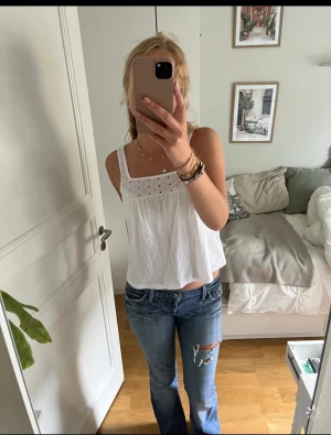 Linne - Säljer denna jätte söta vita topp med mönster vid armarna!💗 den är aldrig använd💗