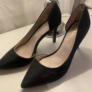 Svarta klackar med glitter - Superfina svarta klackar som glittrar! Endast använda en kväll, priset går att diskutera 🌸