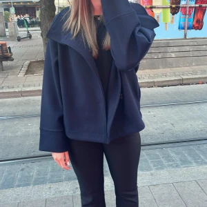 Kappa - Mörkblå jacka från Gina Tricot säljer pga fel storlek.