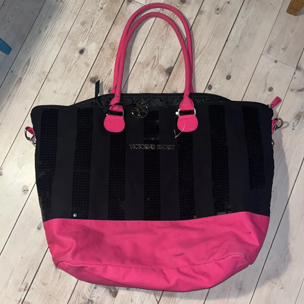 Jättesöt Victoria’s secret väska som jag säljer för att den inte är min stil. Jättebra skick. Nypris ca 500/600 kr. . Väskor.