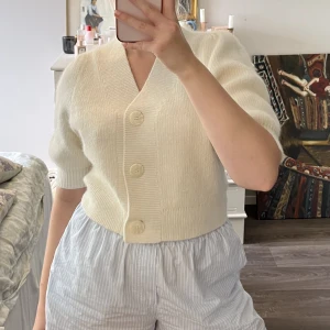 Stickad kofta - Kortärmad stickad kofta med puffärm från & Other Stories. Superfin och mjuk :)