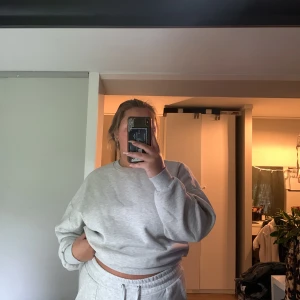 Grå crewneck  - Grå crewneck från Gina Tricot, Storlek XXL men är mer som en L 🦋