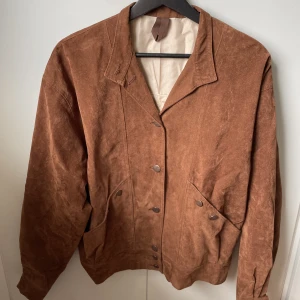 Brun mocka jacka  - En fin brun mocka jacka i storlek ca 38 (storlek står inte), skriv privat för fler bilder💗