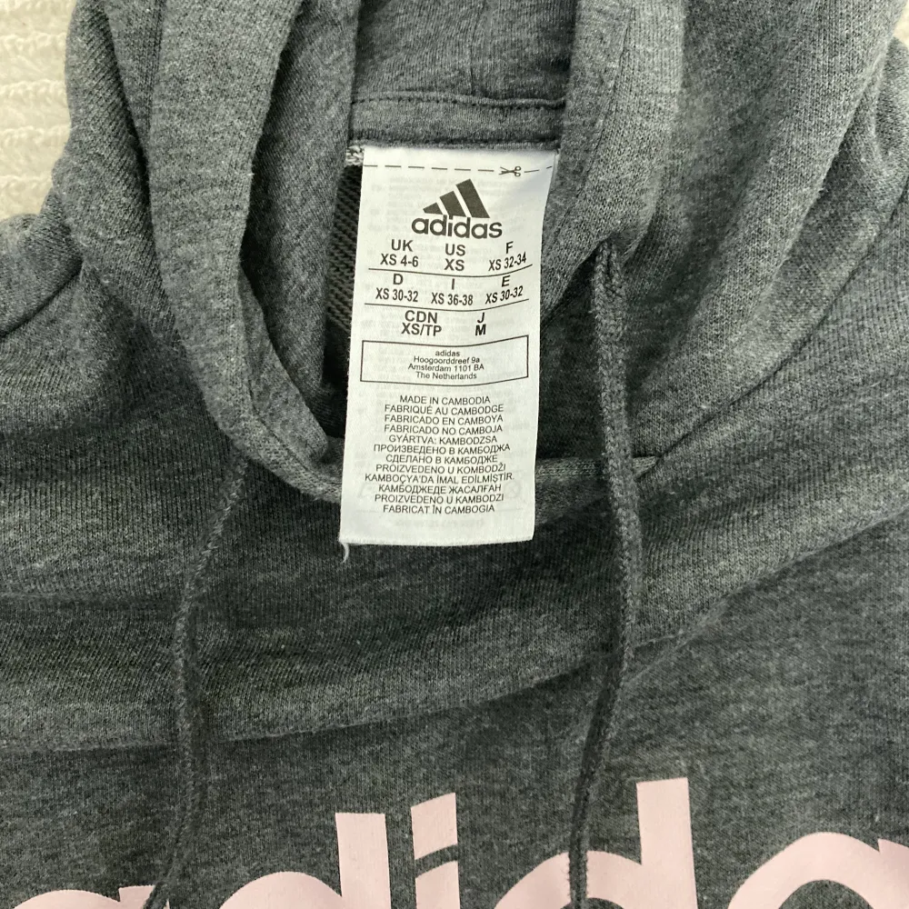 Grå adidas Hoodie med rosa text. Sparsamt använd. Inga fläckar eller defekter. Pris kan diskuteras 🤍🫶🏻 . Hoodies.