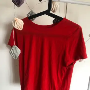 Röd t shirt från bik bok