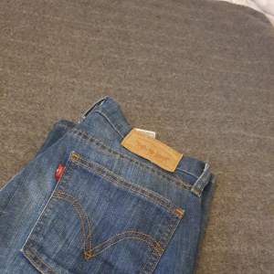 Blåa bootcut jeans från levis! Använt 2 gånger helt nya, säljer de  eftersom de inte kommer inte till användning. Varan har inga tecken på användning skriv om ni har intresserade💓 