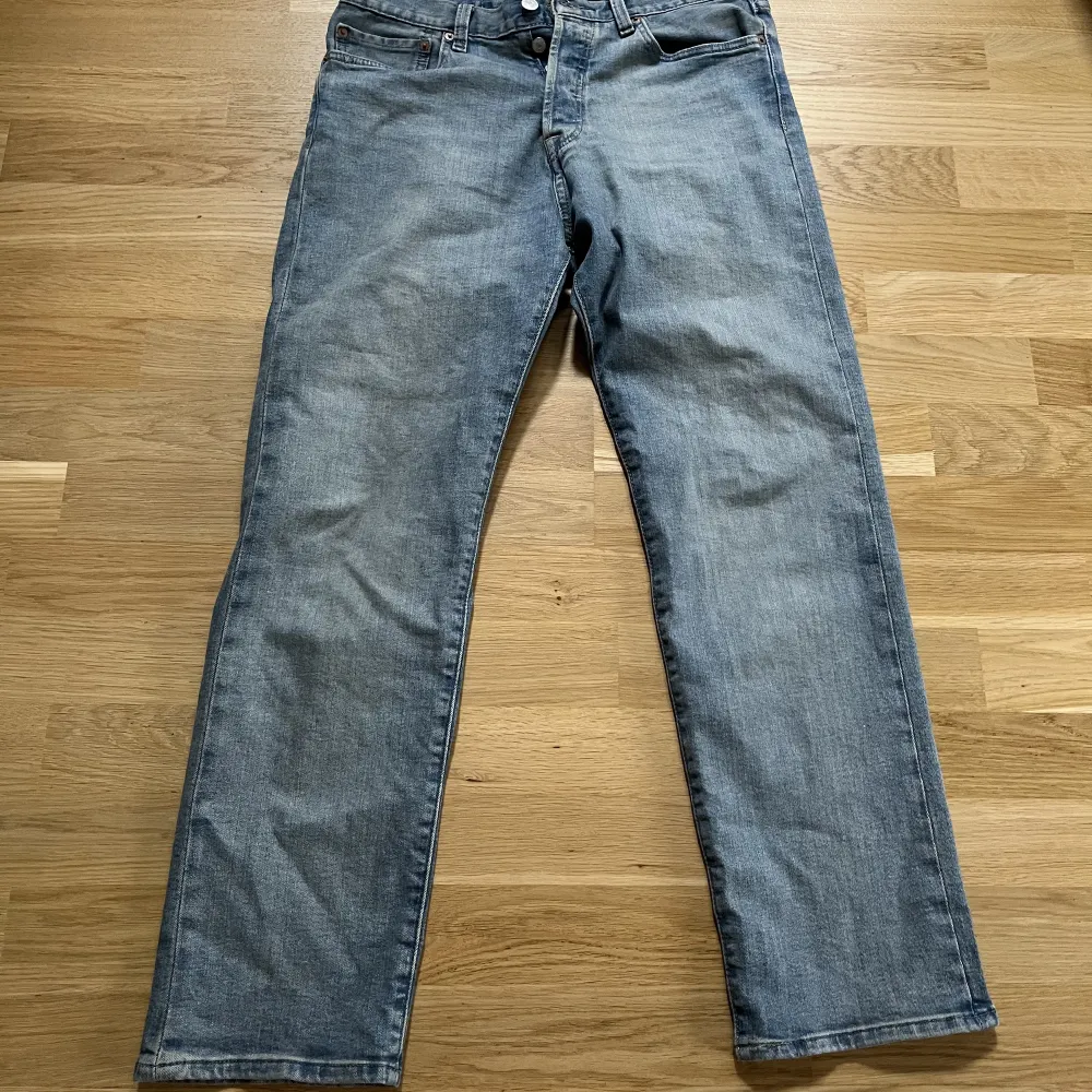 Säljer oanvända byxor från Levis passar mig inte för små vid röven ahha, har legat i garderoben för länge nu! Nypris: 1200 kr. Jeans & Byxor.
