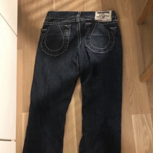 True religion  - True religion jeans , modell Bobby storlek 32.  Är 161 cm lång och dem är lite för långa :) dem är relativt använda då dem använts för att skejta i 🤪  Möts upp i Sthlm :) 