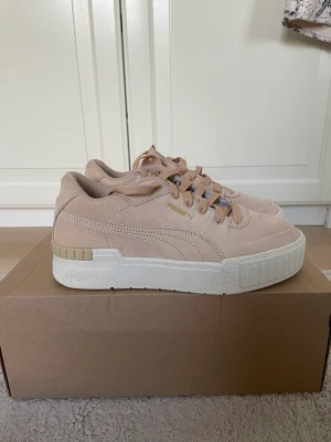 Puma sneakers  - Skor från Puma i storlek 38.5. Använt endast en gång. 