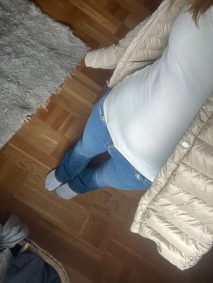 Bootcut jeans - Snygga och stretchiga jeans som inte kommer till användning längre! 💞 Inga synliga defekter eller fläckar! 💗 Tryck inte på köp nu! 💘Passar mig som är 165, även min kompis som är 160!