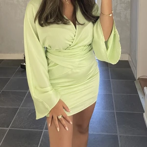 Klänning  - Säljer min fina silkes klänning från Gina, använd endast en gång🥰storlek xs mwn passad även s